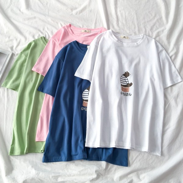 Moodne naiste t-särk O-kaelusega ja aplikatsiooniga