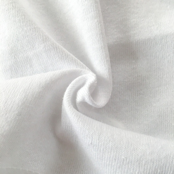 Moodne naiste t-särk O-kaelusega ja aplikatsiooniga