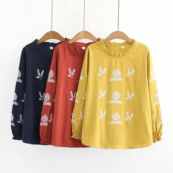 Ležerna ženska široka bluza dugih rukava i ovalnog dekoltea