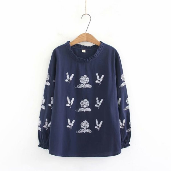 Ležerna ženska široka bluza dugih rukava i ovalnog dekoltea