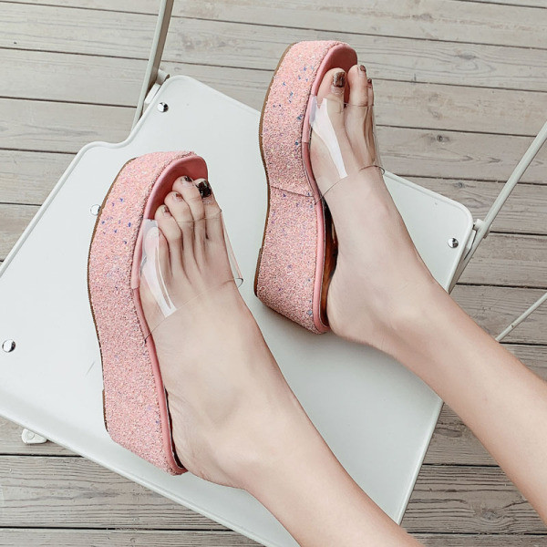 Modern női papucs emelvénnyel és flitterekkel