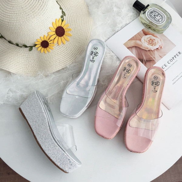 Modern női papucs emelvénnyel és flitterekkel