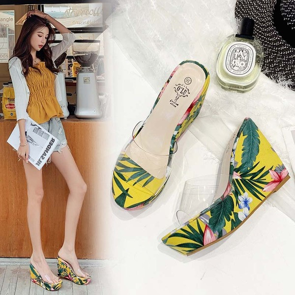 Sieviešu čības ar platformu un ziedu rakstu