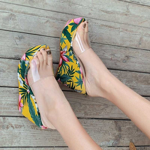 Sieviešu čības ar platformu un ziedu rakstu