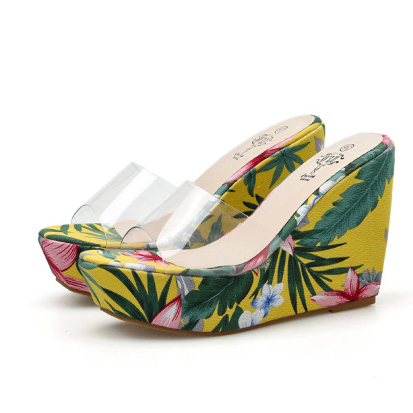 Sieviešu čības ar platformu un ziedu rakstu