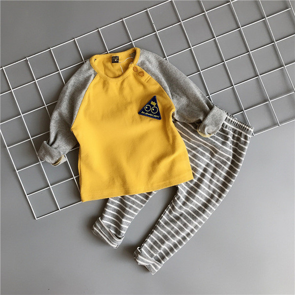 Moderan dječji set za dječake primjeren za proljeće iz dva dijela