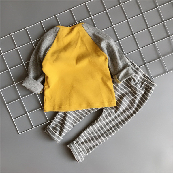 Moderan dječji set za dječake primjeren za proljeće iz dva dijela