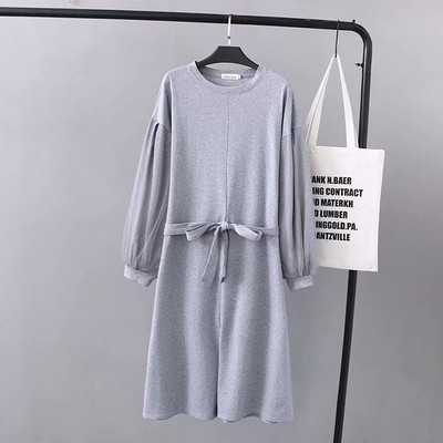 Laisvalaikio moteriška trumpa suknelė ilgomis rankovėmis ir ovalia iškirpte