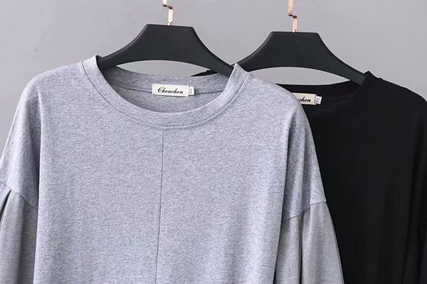 Laisvalaikio moteriška trumpa suknelė ilgomis rankovėmis ir ovalia iškirpte