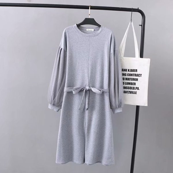 Laisvalaikio moteriška trumpa suknelė ilgomis rankovėmis ir ovalia iškirpte