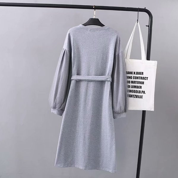 Laisvalaikio moteriška trumpa suknelė ilgomis rankovėmis ir ovalia iškirpte