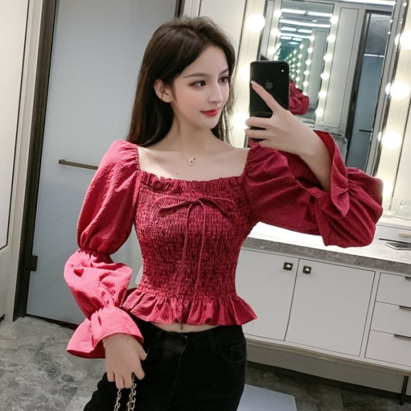 Pieguļoša sieviešu blūze ar platām piedurknēm un saitēm