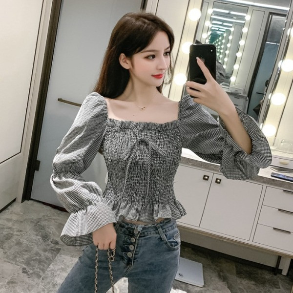 Pieguļoša sieviešu blūze ar platām piedurknēm un saitēm