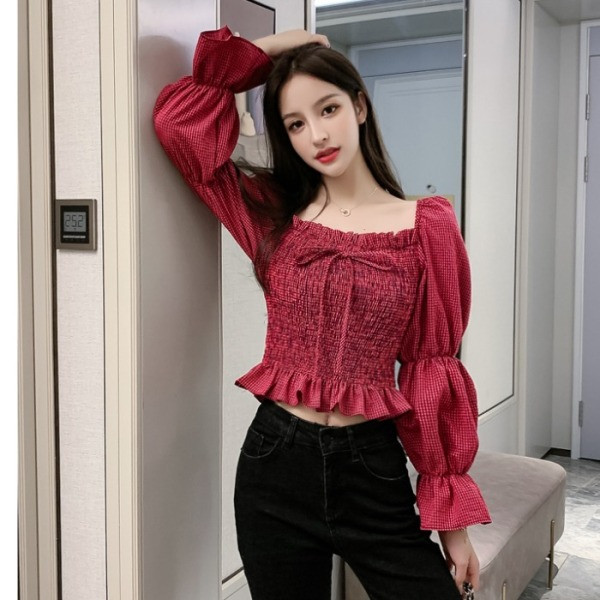 Pieguļoša sieviešu blūze ar platām piedurknēm un saitēm