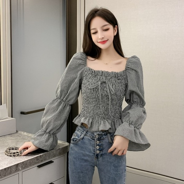 Pieguļoša sieviešu blūze ar platām piedurknēm un saitēm