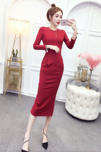 Raudona moteriška suknelė su ovalia iškirpte ir kišenėmis