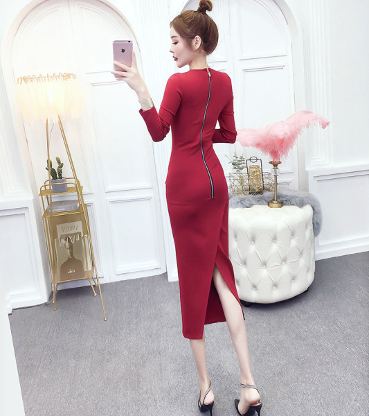 Raudona moteriška suknelė su ovalia iškirpte ir kišenėmis