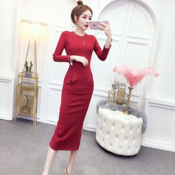 Raudona moteriška suknelė su ovalia iškirpte ir kišenėmis