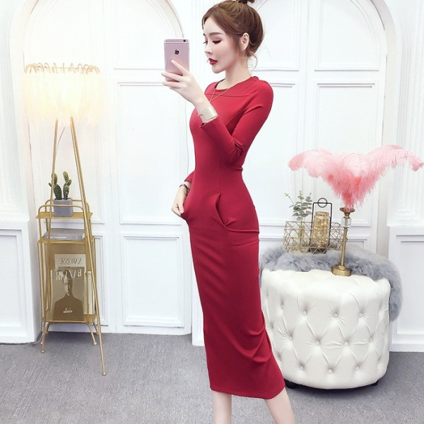 Raudona moteriška suknelė su ovalia iškirpte ir kišenėmis