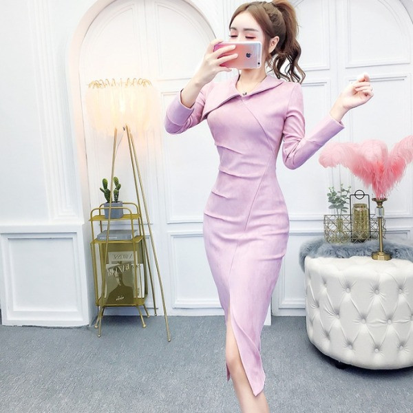 Velúr női ruha hasított és spitz nyakkivágással