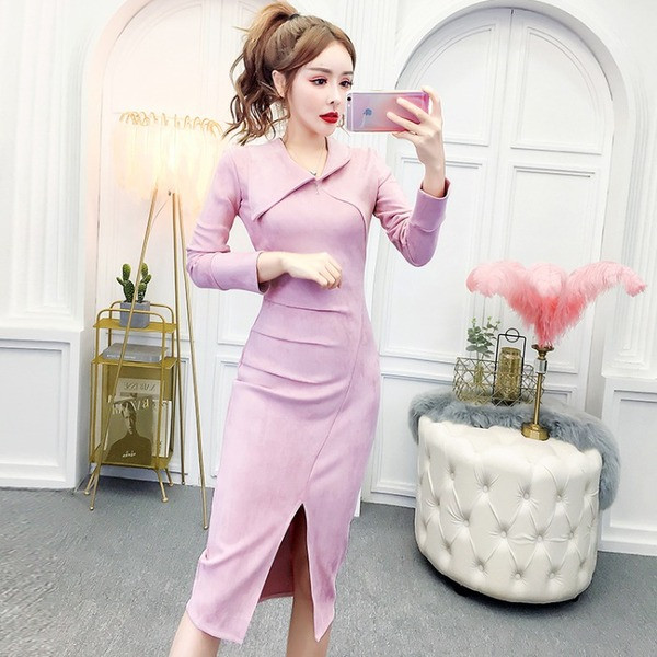 Velúr női ruha hasított és spitz nyakkivágással