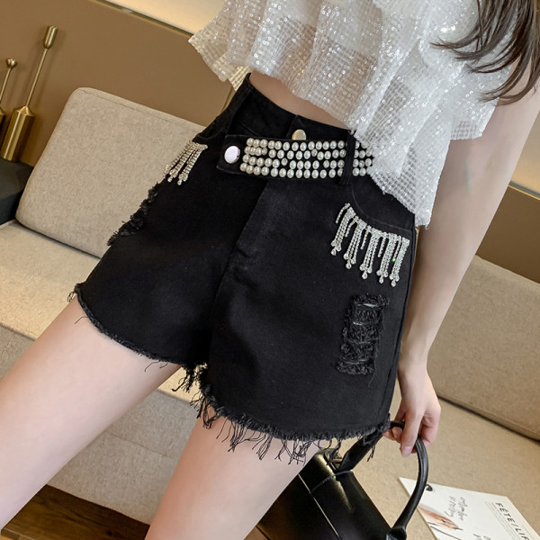 Mūsdienīgi sieviešu šorti ar metāla cilpiņām un iekarināmiem elementiem