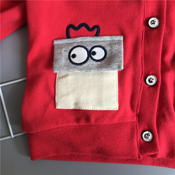 Šiuolaikinė vaikiška liemenė su špicine iškirpte ir kišenėmis berniukams