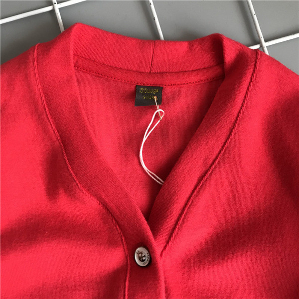 Šiuolaikinė vaikiška liemenė su špicine iškirpte ir kišenėmis berniukams