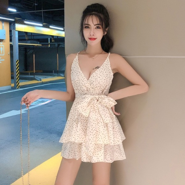 Iškirpta moteriška taškuota suknelė su špico iškirpte ir kaspinu