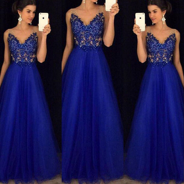 Elegáns női hosszú kék ruha csipkével