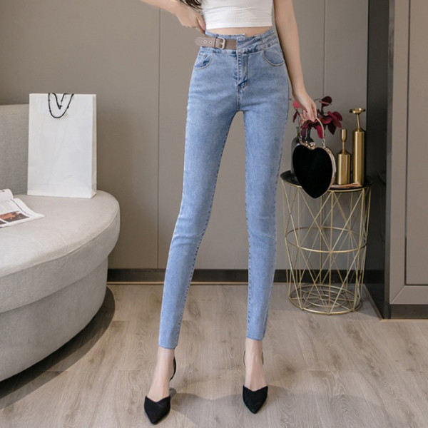 Prigludę moteriški džinsai aukštu juosmeniu ir odiniu diržu