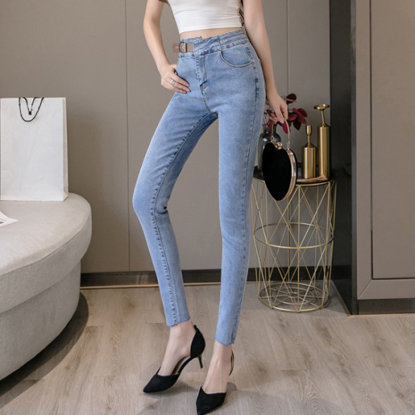 Prigludę moteriški džinsai aukštu juosmeniu ir odiniu diržu