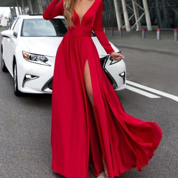 Κομψό γυναικείο μακρύ φόρεμα με σχισμή και λαιμόκοψη