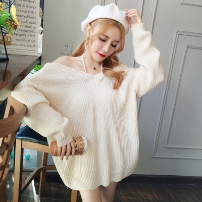 Platus moteriškas megztinis su nuleistomis rankovėmis ir kaklaraiščiais