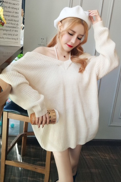 Platus moteriškas megztinis su nuleistomis rankovėmis ir kaklaraiščiais