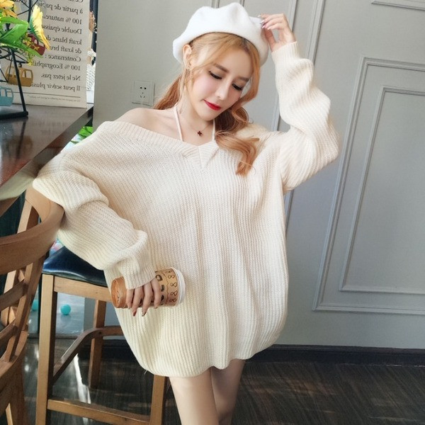 Platus moteriškas megztinis su nuleistomis rankovėmis ir kaklaraiščiais