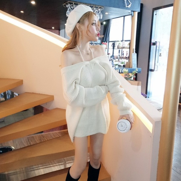 Platus moteriškas megztinis su nuleistomis rankovėmis ir kaklaraiščiais