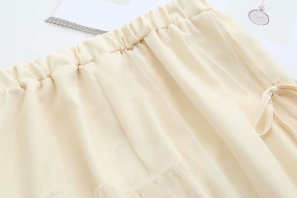 Modern női fehér-fekete szoknya magas derékkal és tüllel