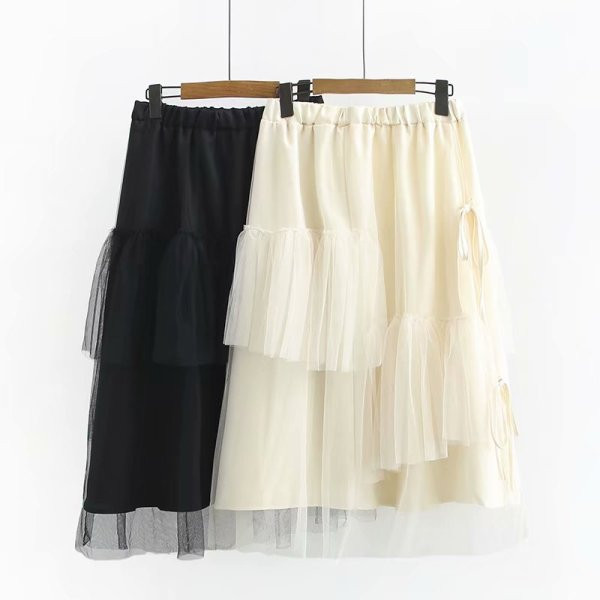 Modern női fehér-fekete szoknya magas derékkal és tüllel