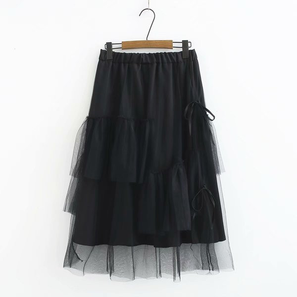 Modern női fehér-fekete szoknya magas derékkal és tüllel