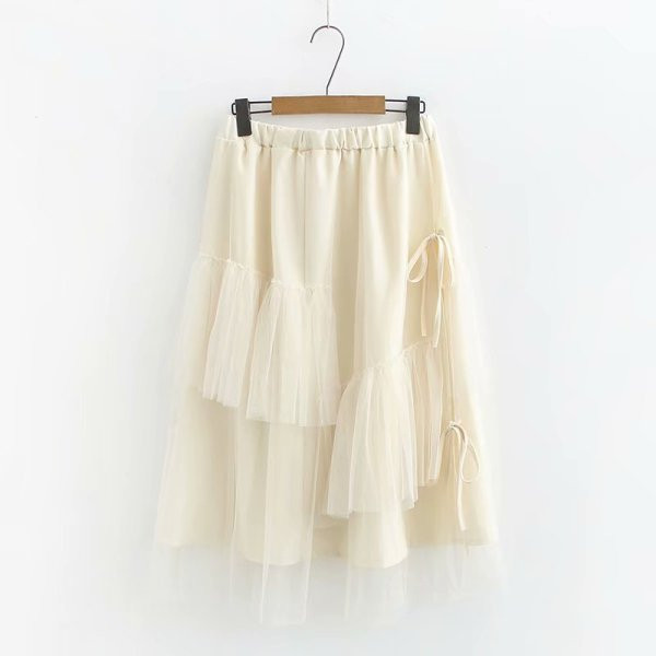 Modern női fehér-fekete szoknya magas derékkal és tüllel