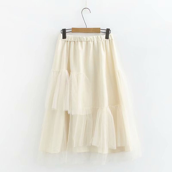 Modern női fehér-fekete szoknya magas derékkal és tüllel