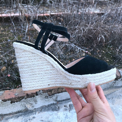 Šiuolaikinės moteriškos basutės su ekologiškomis zomšinėmis petnešėlėmis ir platforma