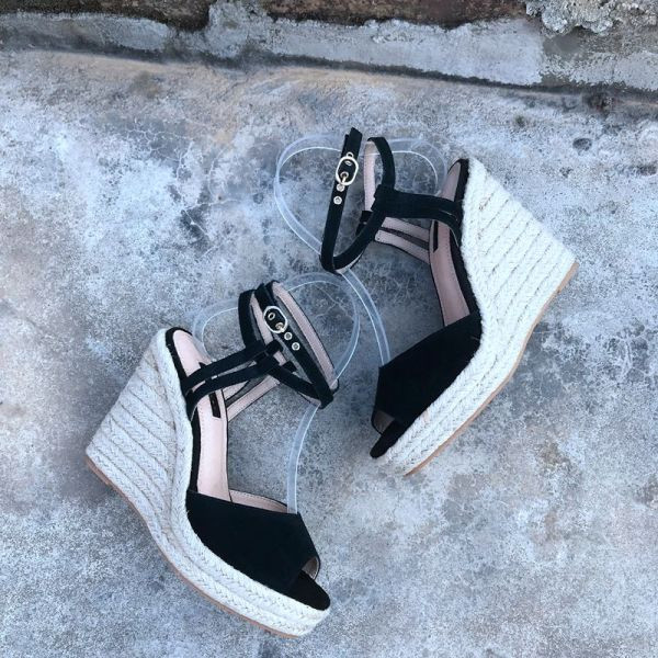 Šiuolaikinės moteriškos basutės su ekologiškomis zomšinėmis petnešėlėmis ir platforma