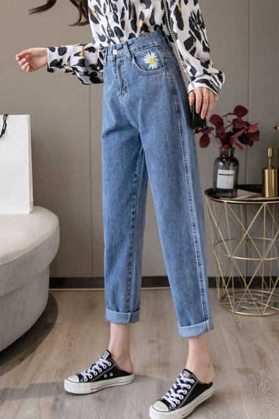 Široke ženske traperice s visokim strukom i cvjetnim vezom