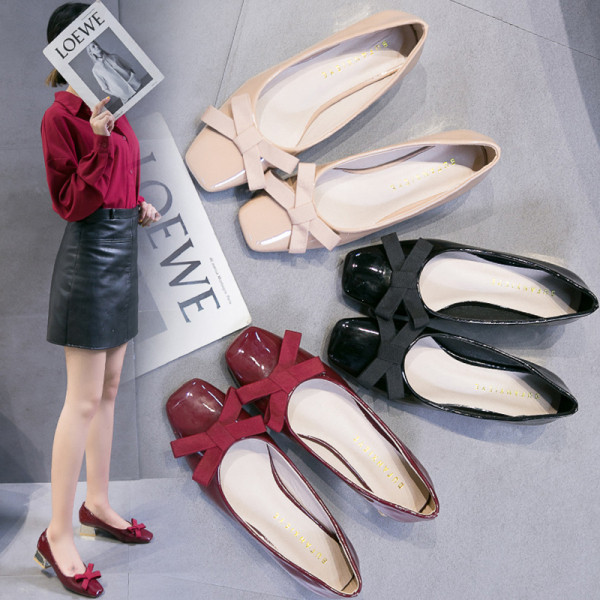 Pantofi de dama din piele lacuita cu talpa plata si panglica