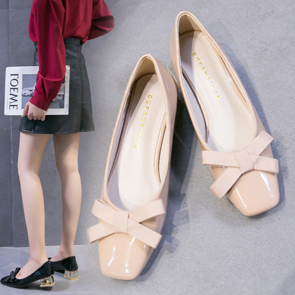 Pantofi de dama din piele lacuita cu talpa plata si panglica