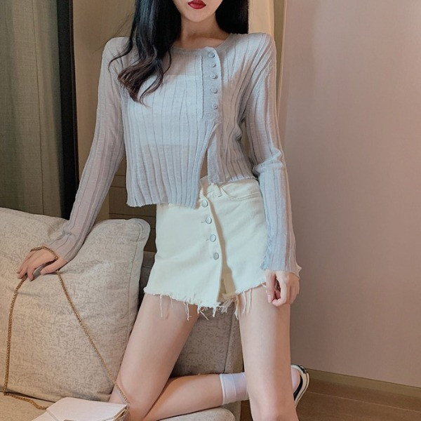 Bluză casual de damă cu decolteu oval și nasturi