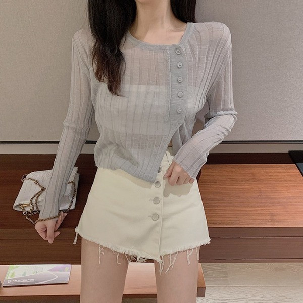 Bluză casual de damă cu decolteu oval și nasturi