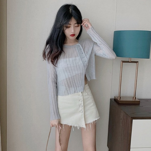 Bluză casual de damă cu decolteu oval și nasturi